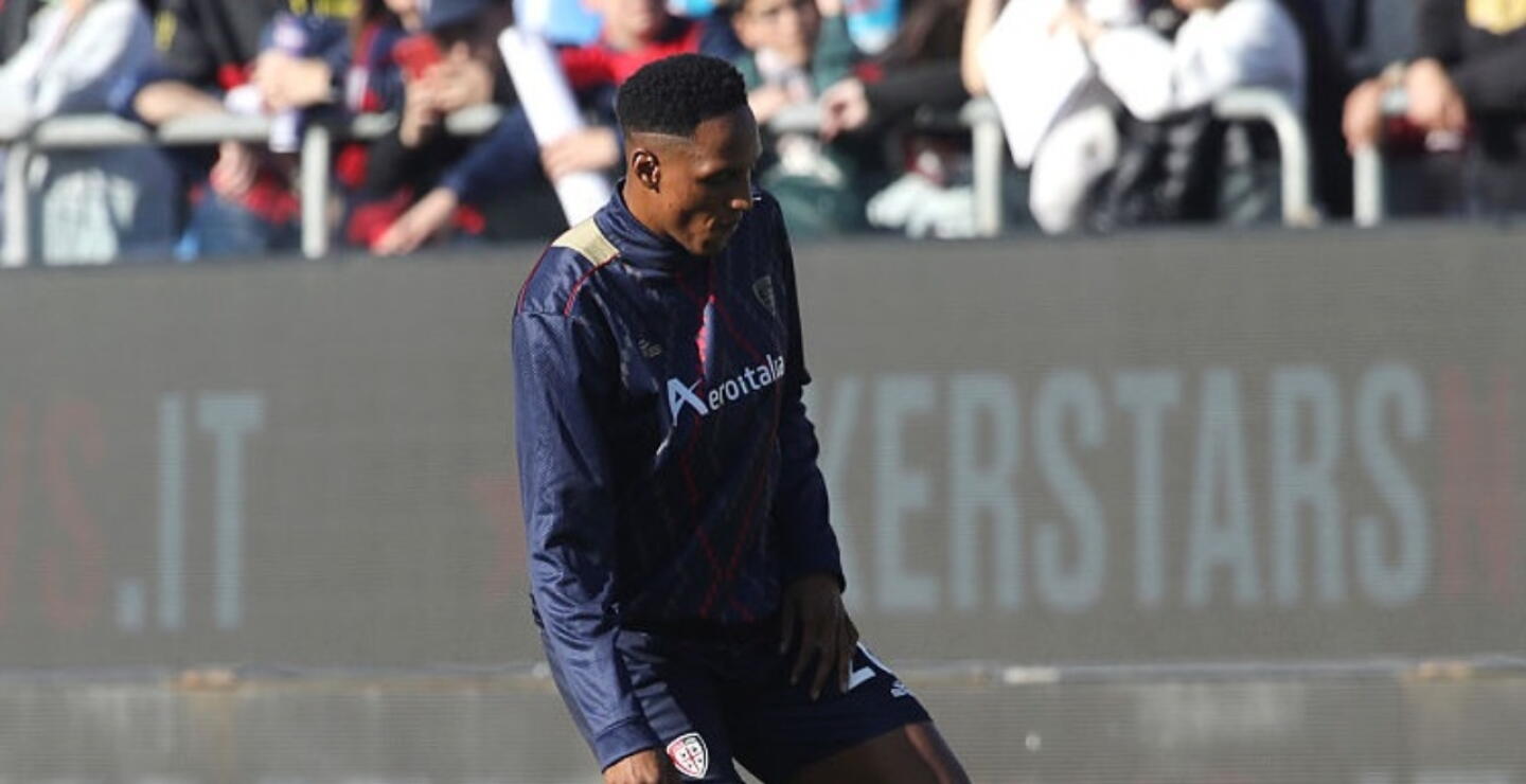 Yerry Mina en el calentamiento previo del Cagliari contra Fiorentina por la Serie A. 