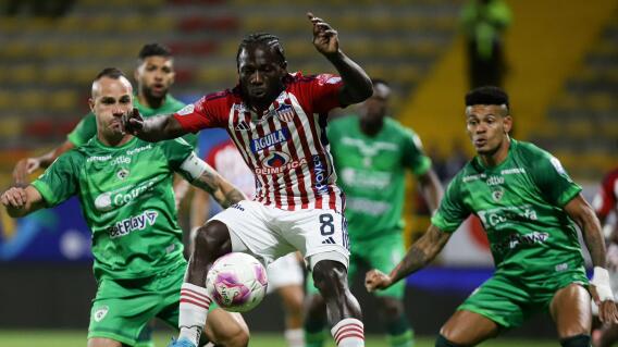 Yimmi Chará en acción de juego contra Equidad, con Junior Yimmi Chará en acción de juego contra Equidad, con Junior