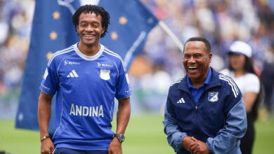 Juan Guillermo Cuadrado junto a Willington Ortiz en su presentación como nuevo jugador de Millonarios. 