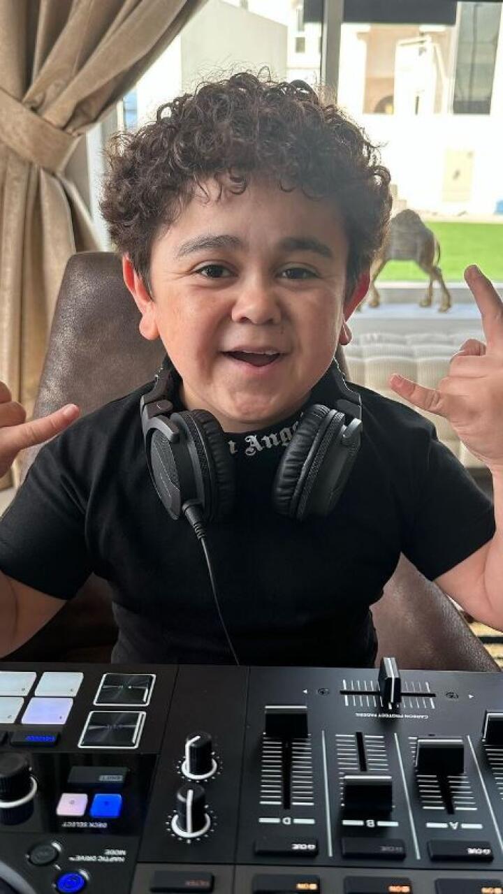 Joven que sufría bullying por medir menos de un metro, se hizo millonario e inspira a cientos en las redes sociales