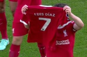 Homenaje de los jugadores del Liverpool a Luis Díaz  Homenaje de los jugadores del Liverpool a Luis Díaz