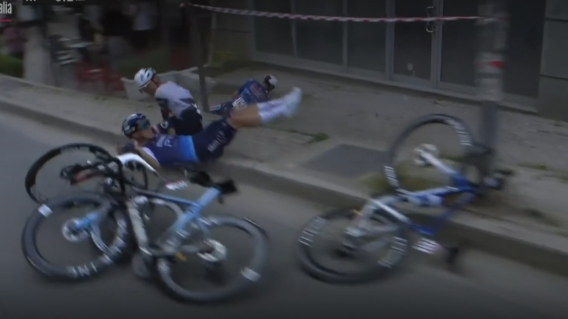 Caída de Mikel Landa, Jay Vine y Geoffrey Bouchard, en la etapa 1 del Giro de Italia 2025