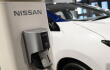 Una estación de carga para vehículos eléctricos de Nissan se muestra durante un recorrido para medios de comunicación de la planta de motores del fabricante de automóviles japonés Nissan en Yokohama, prefectura de Kanagawa, el 19 de julio de 2023, después de que la compañía celebrara en junio la producción de su motor número 40 millones desde el inicio de sus operaciones en 1935.
