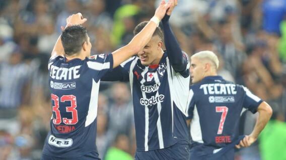 Nelson Deossa y Stefan Medina en un partido del Monterrey. 