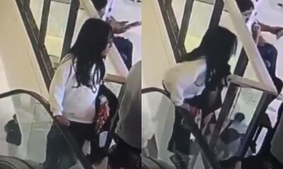 Video de cámara de seguridad muestra a adolescente caer de escaleras eléctricas.