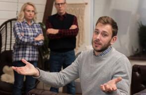 Padres discuten con su hijo