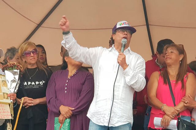 Gustavo Petro hace homenaje a madres de las víctimas de falsos positivos en Soacha
