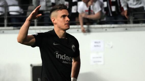 Rafael Santos Borré, delantero colombiano que milita en el Eintracht Frankfurt.