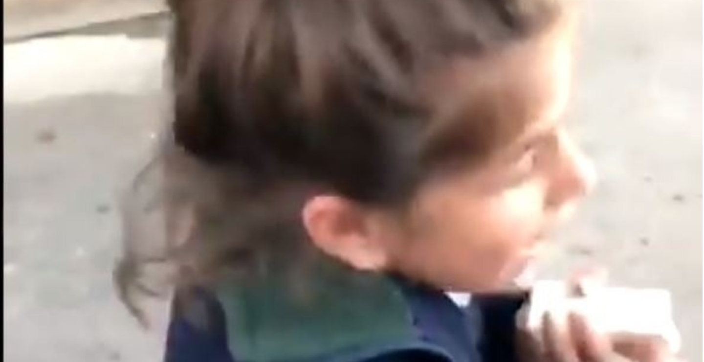 314883_BLU Radio.Niña alega por llegar tarde al colegio /Foto: Captura de video