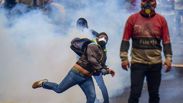 Centro histórico de Quito es un campo de batalla: indígenas avanzan hacia la Asamblea Nacional Centro histórico de Quito es un campo de batalla: indígenas avanzan hacia la Asamblea Nacional