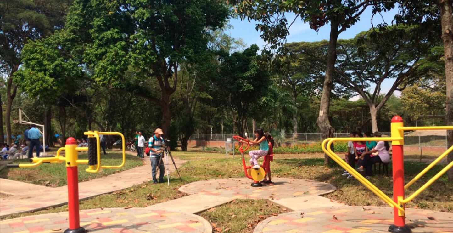 El Bosque Municipal, que tiene una extensión de 16.5 hectáreas, recibe a diario a familias enteras y grupos de amigos y deportistas que buscan un espacio de sano esparcimiento.