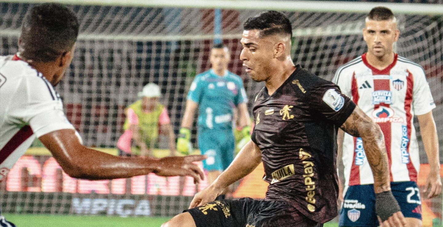 Acción de juego entre Junior y América por Copa BetPlay.