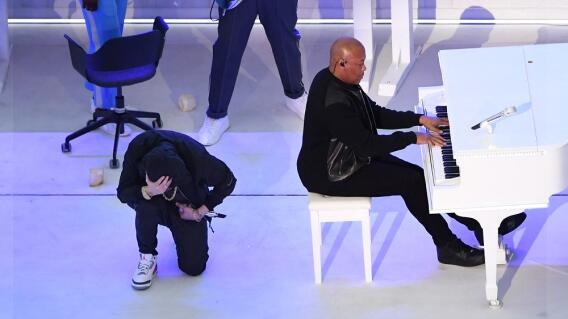 Eminem se arrodilla durante show del Super Bowl Eminem se arrodilla durante show del Super Bowl