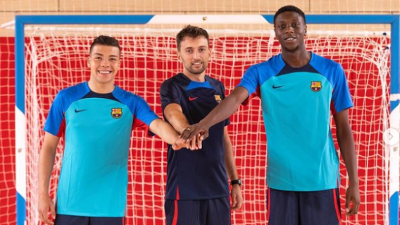 Hárrison Santos (izq.) fue presentado en el Barcelona B de fútbol sala FIFA