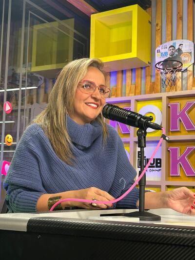 La profe Mónica es una youtuber santandereana que se hizo viral evidenciando distintos errores gramaticales y palabras que usamos mal en el español La profe Mónica es una youtuber santandereana que se hizo viral evidenciando distintos errores gramaticales y palabras que usamos mal en el español