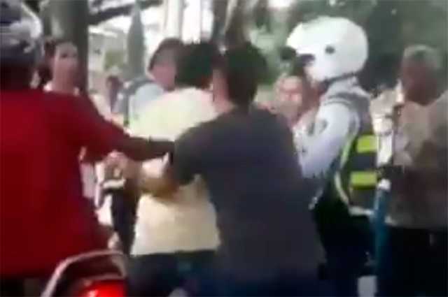 Agente de tránsito y un conductor protagonizaron acalorada pelea en plena vía pública