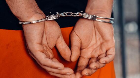 El condenado a 18 años de cárcel conoció a su esposa mientras estaba en prisión. El condenado a 18 años de cárcel conoció a su esposa mientras estaba en prisión.