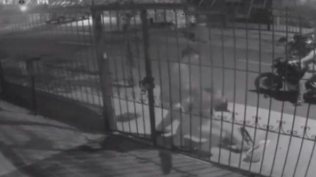 ¡Cobarde! Parrillero golpeó y tiró al piso a una mujer para robarla en Bogotá