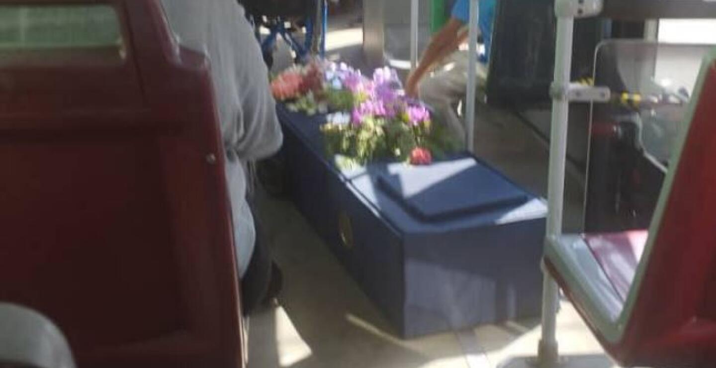 Trasladan el ataúd de mujer fallecida en flota