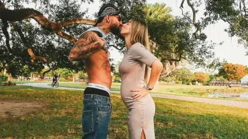 Maluma publica tierno video bailando con su bebé.
