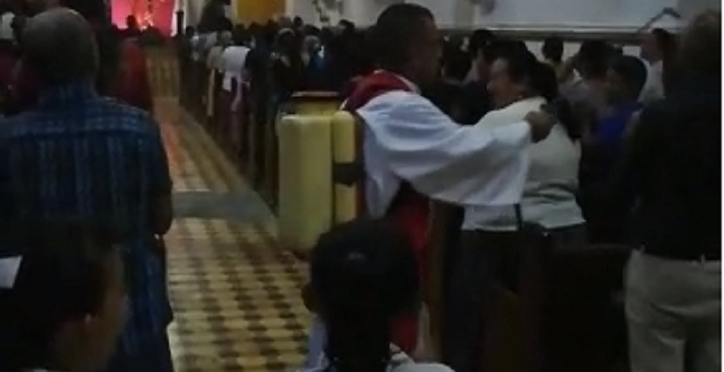 336757_BLU Radio. Sacerdote rocía agua bendita con fumigador / Foto: Captura de video
