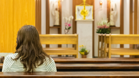 Mujer en una iglesia en Semana Santa.