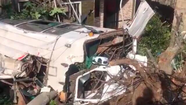 Grave accidente de ruta escolar en el sur de Bogotá: chocó contra un poste y una casa