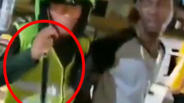 Lo cogieron con enorme cuchillo tras robarle celular a una persona en sistema de transporte masivo Lo cogieron con enorme cuchillo tras robarle celular a una persona en sistema de transporte masivo