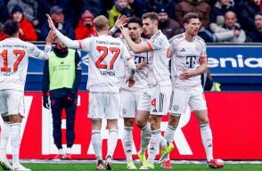 Jugadores del Bayern Múnich en partido frente al Bayer Leverkusen por Bundesliga.