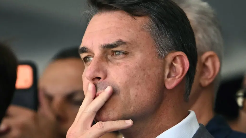 Flávio Bolsonaro salió de Brasil y llegó a Ecuador