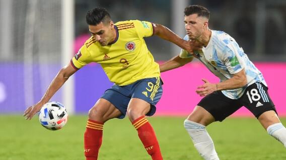 Radamel Falcao García, con la Selección Colombia frente a Argentina. Radamel Falcao García, con la Selección Colombia frente a Argentina.