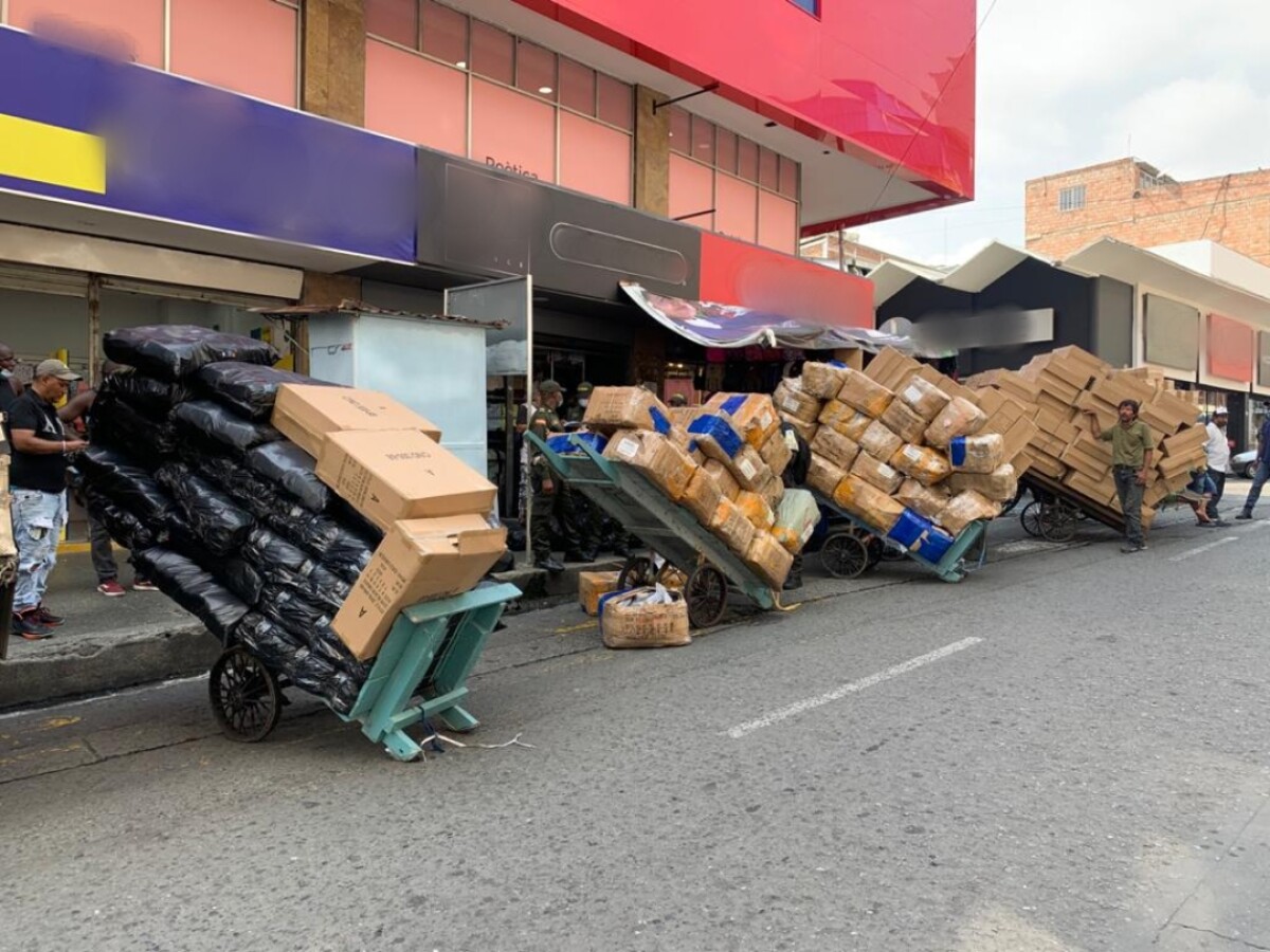 zapatos incautados centro de cali por contrabando foto polfa para nota enero 20 2021.jpeg