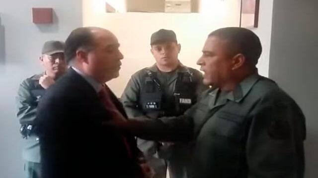En video: un militar gritó y empujó al presidente de la Asamblea Nacional de Venezuela