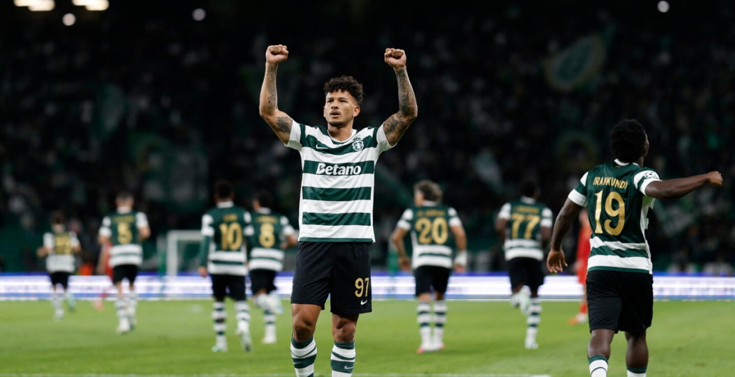 Luis Javier Suárez celebra gol con Sporting Lisboa en la Champions League. 