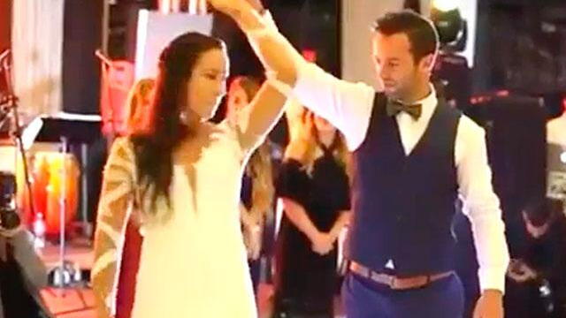 Mirándose a los ojos y bailando, Mariana y Vincent deslumbraron en su noche de bodas