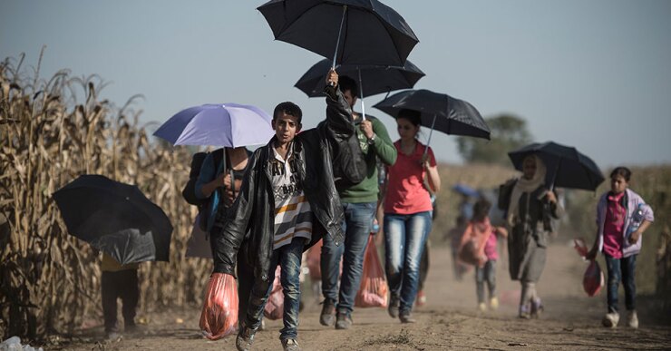 La mayoría son hombres jóvenes, pero también hay mujeres, niños, gente de todas las edades, incluso algún anciano, hombres que andan con muletas tras sufrir heridas en las guerras en sus países.