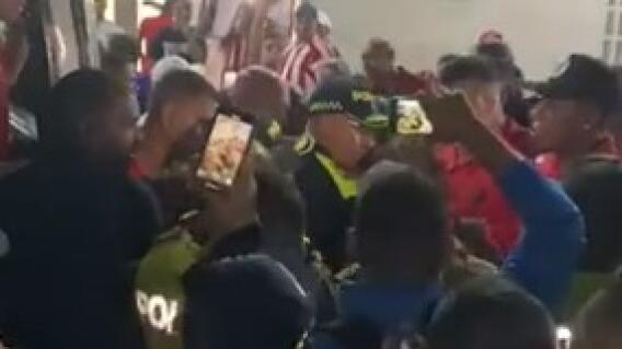 Pelea América de Cali y policías en Barranquilla Pelea América de Cali y policías en Barranquilla