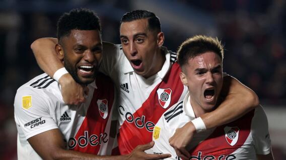 Miguel Ángel Borja (izq.) festeja uno de los goles de River Plate frente a Argentinos Juniors. Miguel Ángel Borja (izq.) festeja uno de los goles de River Plate frente a Argentinos Juniors.