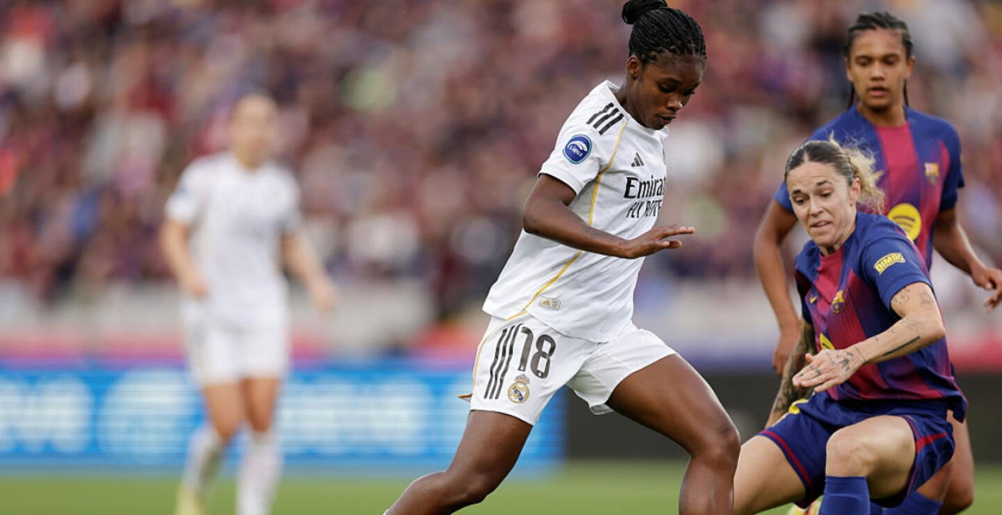 Linda Caicedo en acción de juego con Real Madrid en el clásico por Liga F frente a Barcelona. 