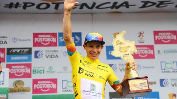 Miguel Ángel López celebra su título de la Vuelta a Colombia 2023 Miguel Ángel López celebra su título de la Vuelta a Colombia 2023