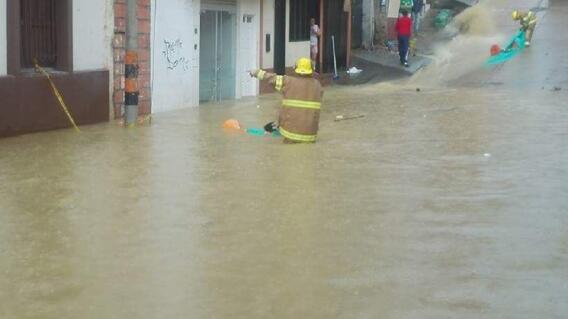 292556_Foto Aguacero San Gil- Bomberos
