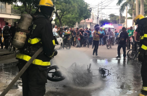 346165_Blu Radio. Hombre prefirió quemar moto antes que se la inmovilizaran en Santa Marta // Foto: Bomberos