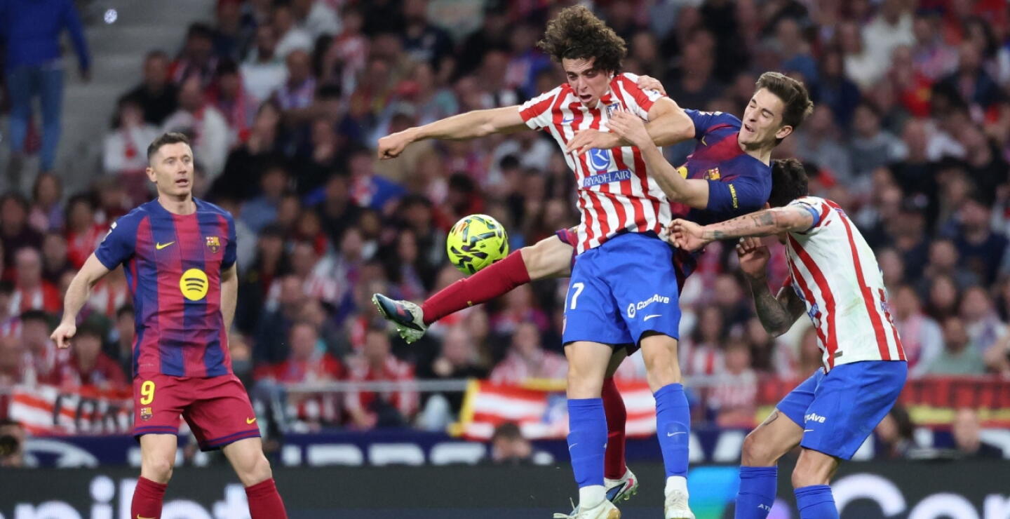 Acción de juego entre Atlético de Madrid vs. Barcelona por Liga de España. 