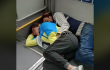 Pareja en TransMilenio