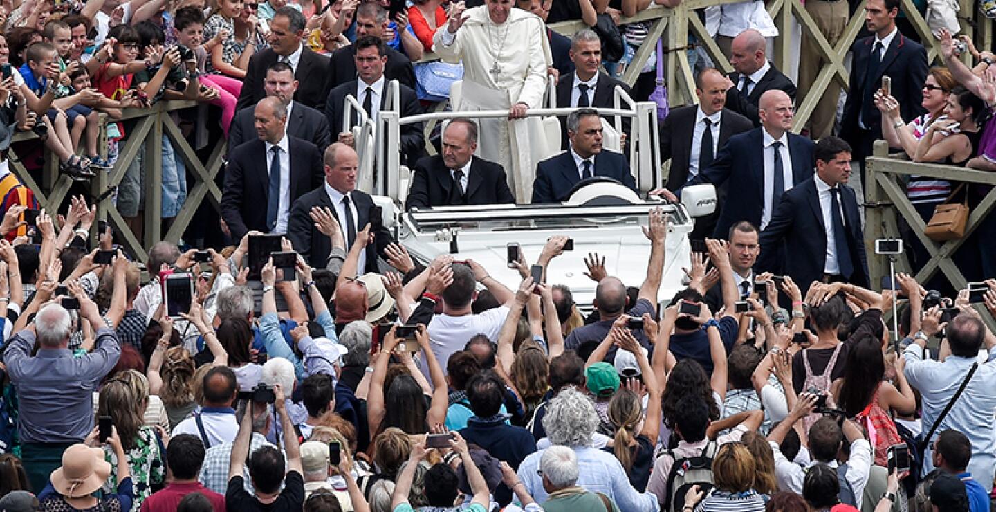 El papa señaló que algunos enfermos vuelcan toda su esperanza en los descubrimientos de la ciencia, pensando que "ciertamente en alguna parte del mundo existe una medicina capaz de curar la enfermedad". "E incluso aunque esta medicina se encontrase no ser