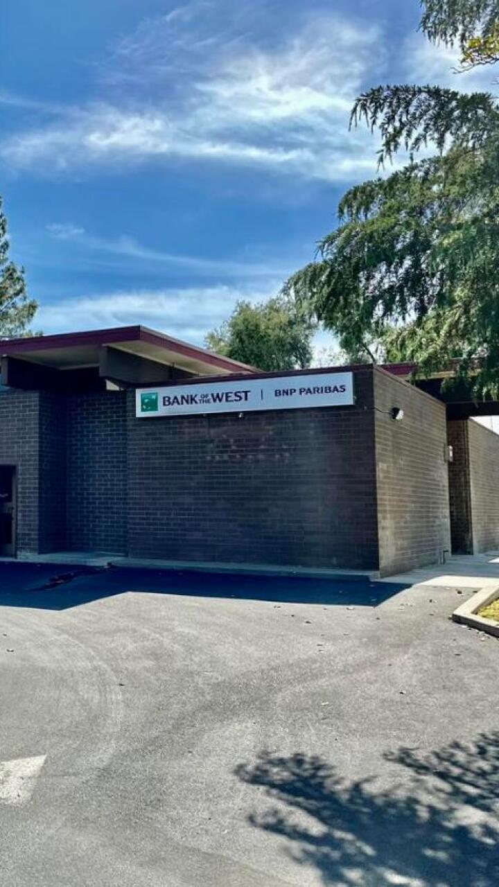 Hombre detuvo robo en un banco gracias a que abrazó y consoló al ladrón: “Empezó a llorar”