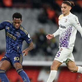 Jhon Durán (10) en acción de juego con Fenerbahçe frente al Eyüpspor.