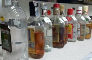 Botellas de trago que está siendo adulterado  Botellas de trago que está siendo adulterado