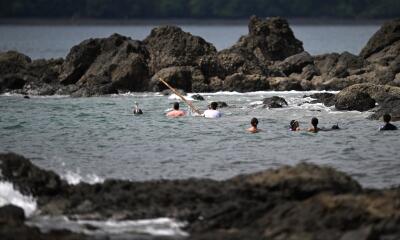 La gente disfruta de un baño en el municipio de Nuquí, Departamento de Chocó.