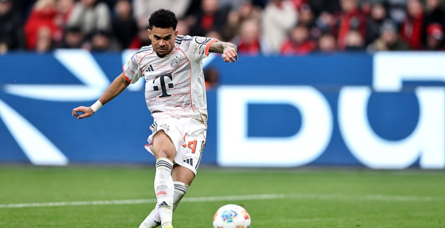 Luis Díaz en una de las acciones de juego en Bayer Leverkusen vs. Bayern Múnich en la Bundesliga. 